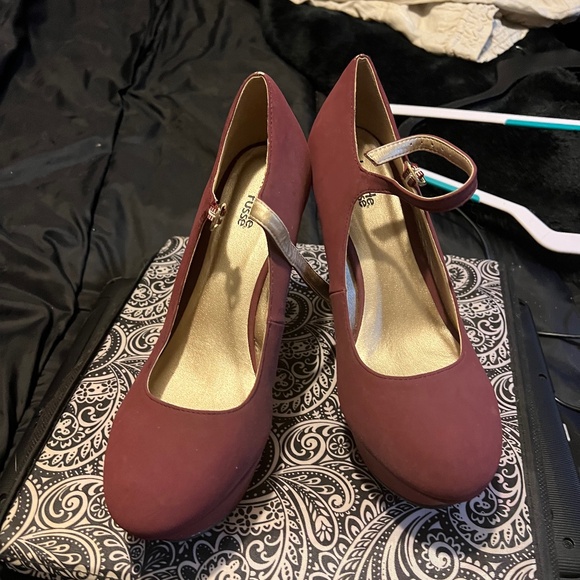 Maroon  shoes - Picture 1 of 3